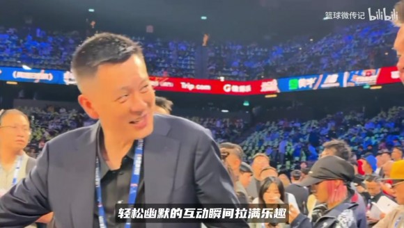 朱芳雨和杨鸣NBA中国赛同框！杨指导调侃朱总：来现场选外援啊